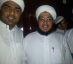 Sayed Ahmad ibn Muhammad ibn 'Alawi ibn 'Abbas ibn 'Abd Al-'Aziz al-Maliki & Suleiman da Costa in Makkah on Sat. 5 Oct. 2013.jpg