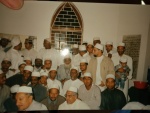 The Jamaa'ah taking bay’ah at the hands of Imām Abdullatief Bābu Purkar al-Shāfi’ī al-Qādirī al-Chishtī (1926-2004) at the holy grave of Maulānā ’Abd Al-Laṭīf bin Qāḍī Muḥammad Yūsuf al-Ṣiddīqī (1860-1916) of Habibia.jpg