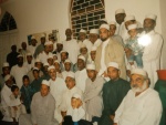 The Jamaa'ah taking bay’ah at the hands of Imām Abdullatief Bābu Purkar al-Shāfi’ī al-Qādirī al-Chishtī (1926-2004) beside the holy grave of Maulānā ’Abd Al-Laṭīf bin Qāḍī Muḥammad Yūsuf al-Ṣiddīqī (1860-1916) of Habibia.jpg