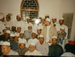 The Jamaa'ah taking bay’ah at the hands of Imām Abdullatief Bābu Purkar al-Shāfi’ī al-Qādirī al-Chishtī (1926-2004) next to the holy grave of Maulānā ’Abd Al-Laṭīf bin Qāḍī Muḥammad Yūsuf al-Ṣiddīqī (1860-1916).jpg